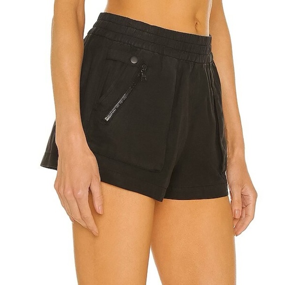 Alice + Olivia Britney Patch Pocket Shorts in Black NWT - Picture 2 of 8